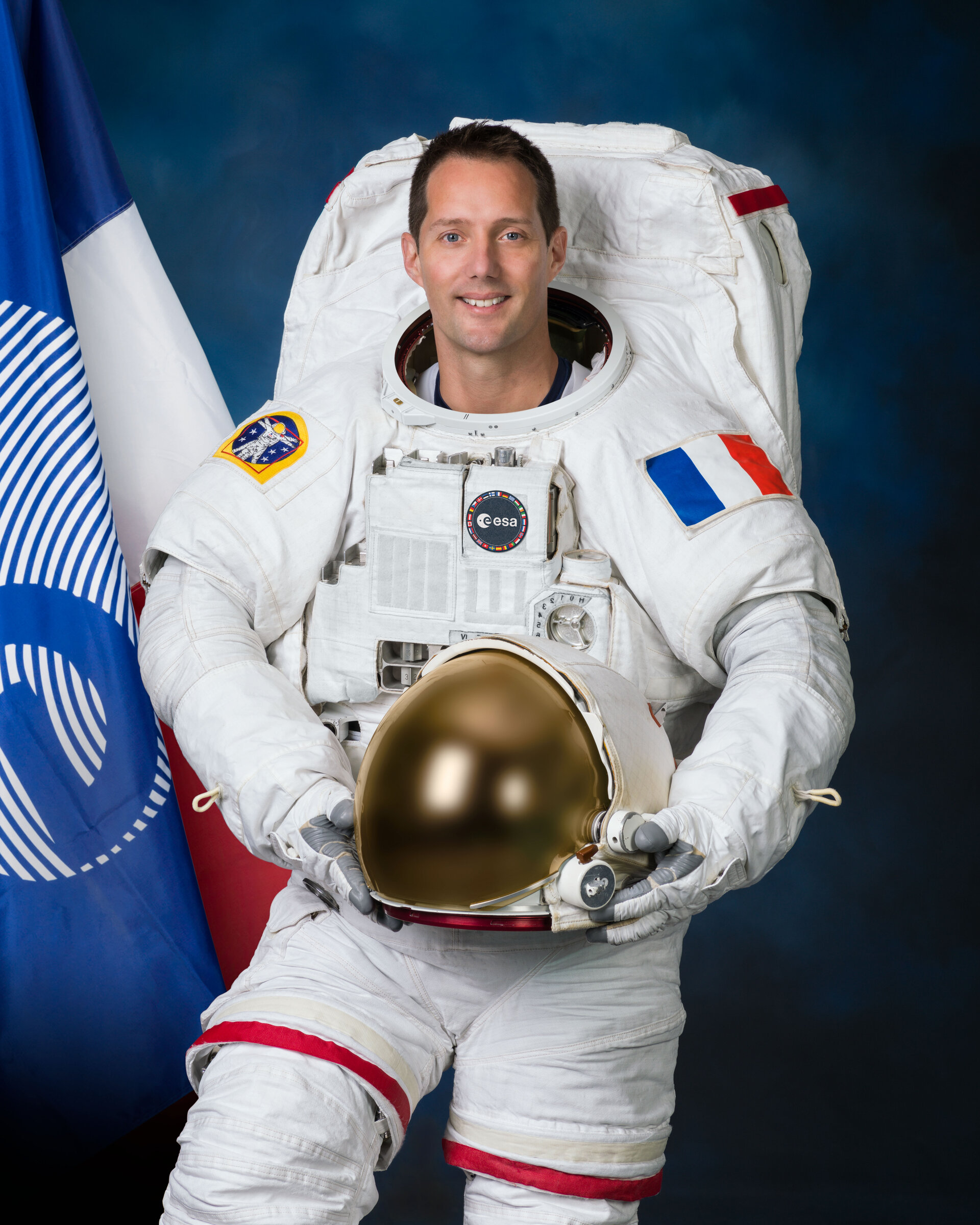 Thomas Pesquet, astronaute de l'ESA, en combinaison pour sortie dans l'espace (pilliers)